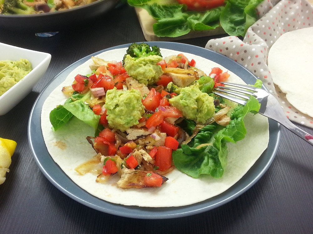 TexMex Wraps mit Tomaten-Paprika-Salsa zu Avocadosauce und gerösteter Brokkoli