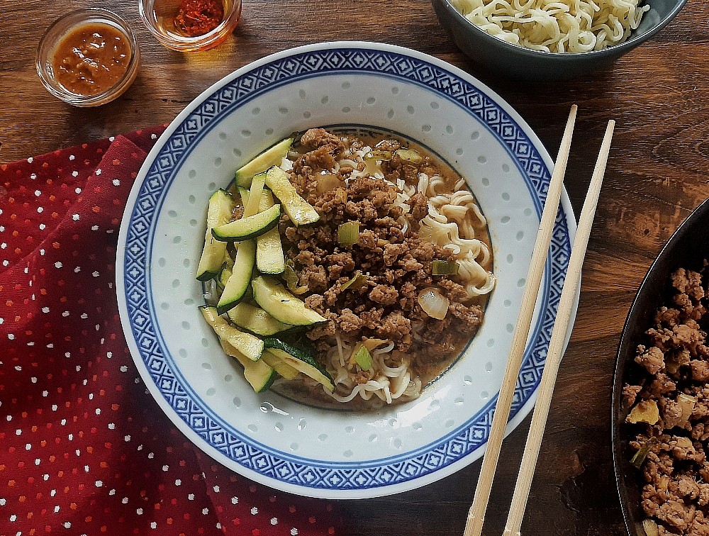 Dan dan Nudeln mit gemischtem Hack, Miso und Zucchini