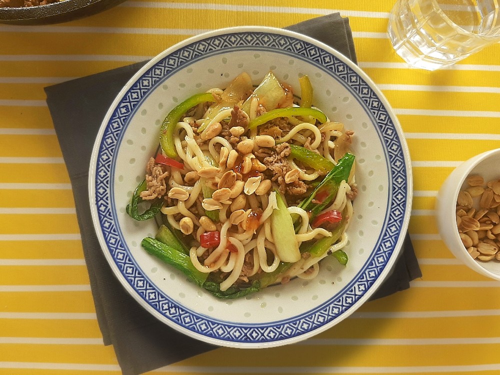 Asiatischer Wok mit Vegan-Hack, Udon-Nudeln und Sweet-Chili-Sauce