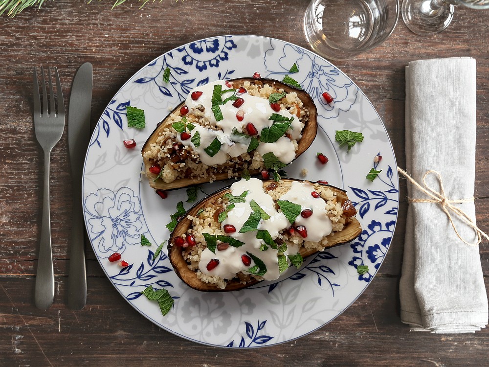 Aubergine mit Couscous-Dattel-Füllung, Mandeln und Sojajoghurt