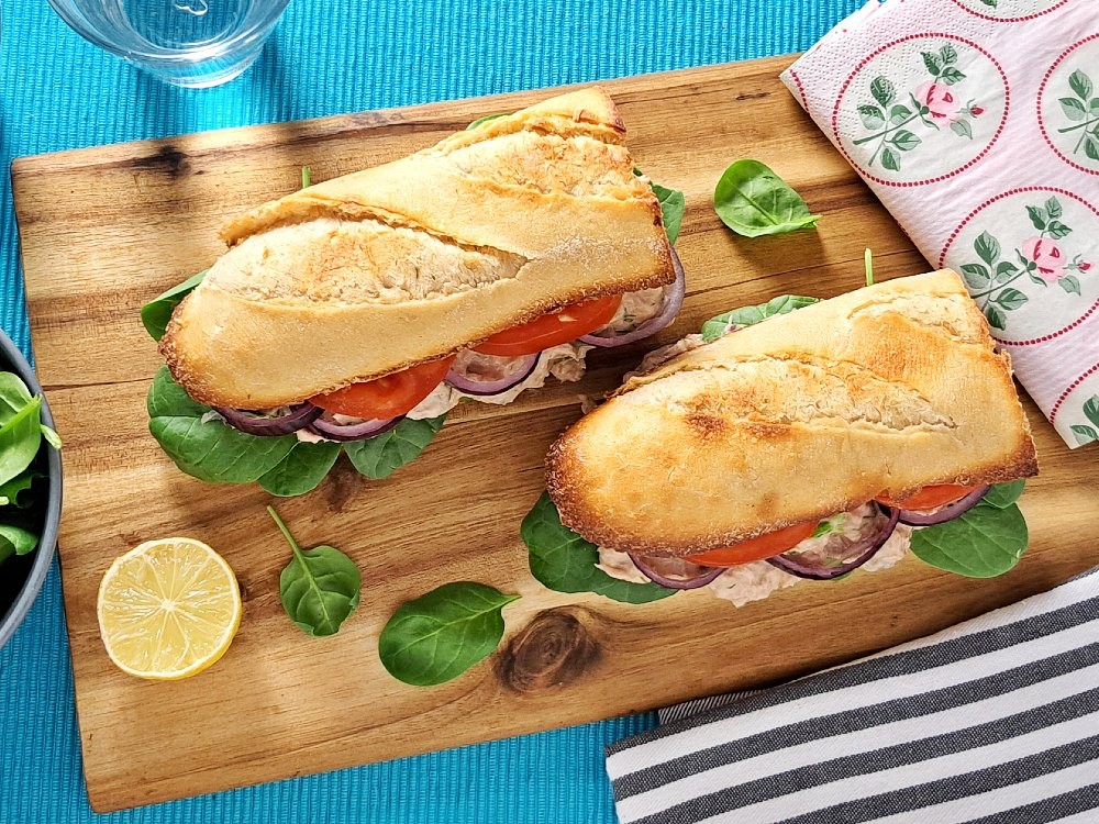 Baguette mit Thunfisch-Kapern-Creme zu Spinat, Tomate und roter Zwiebel