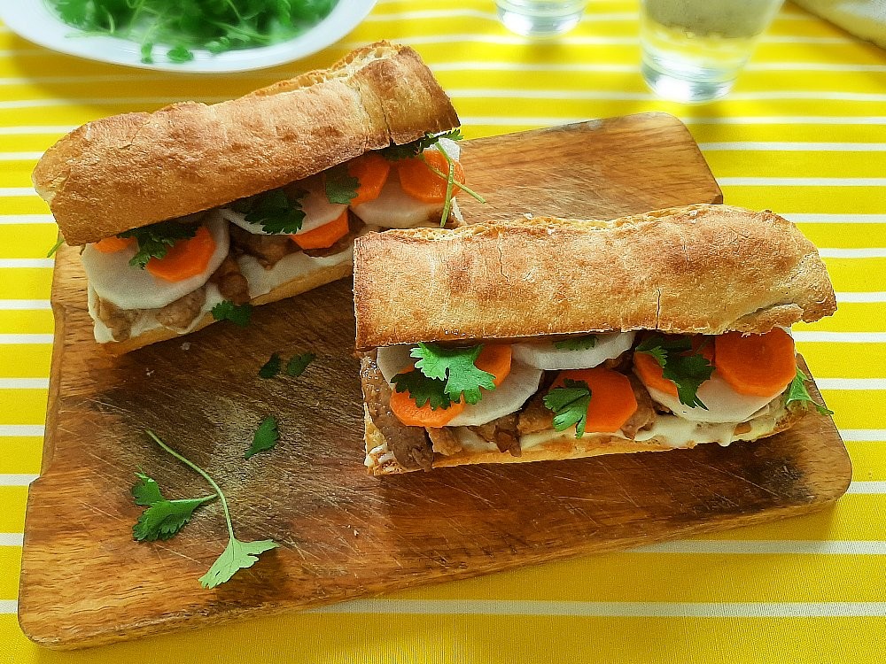 Banh Mi Sandwich mit mariniertem Schweinefleisch (Abo-Premium-Gericht)