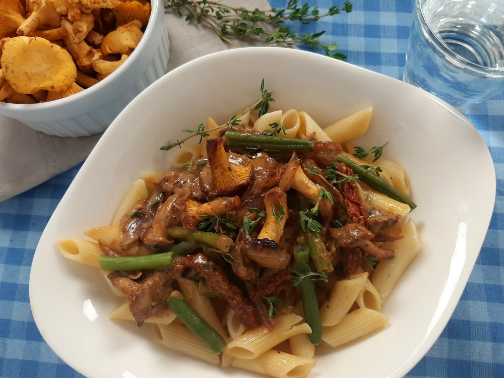 Bohnen-Pilz-Ragout auf Nudeln