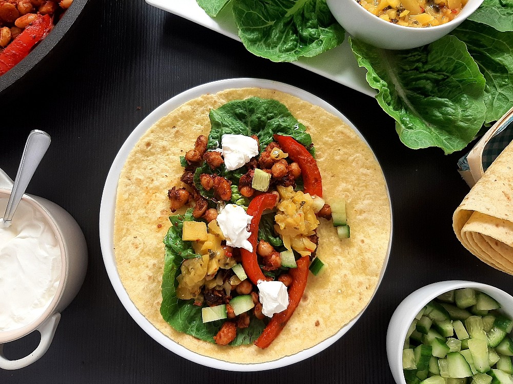 Bohnentacos mit Mango-Minze-Salsa und Schmand