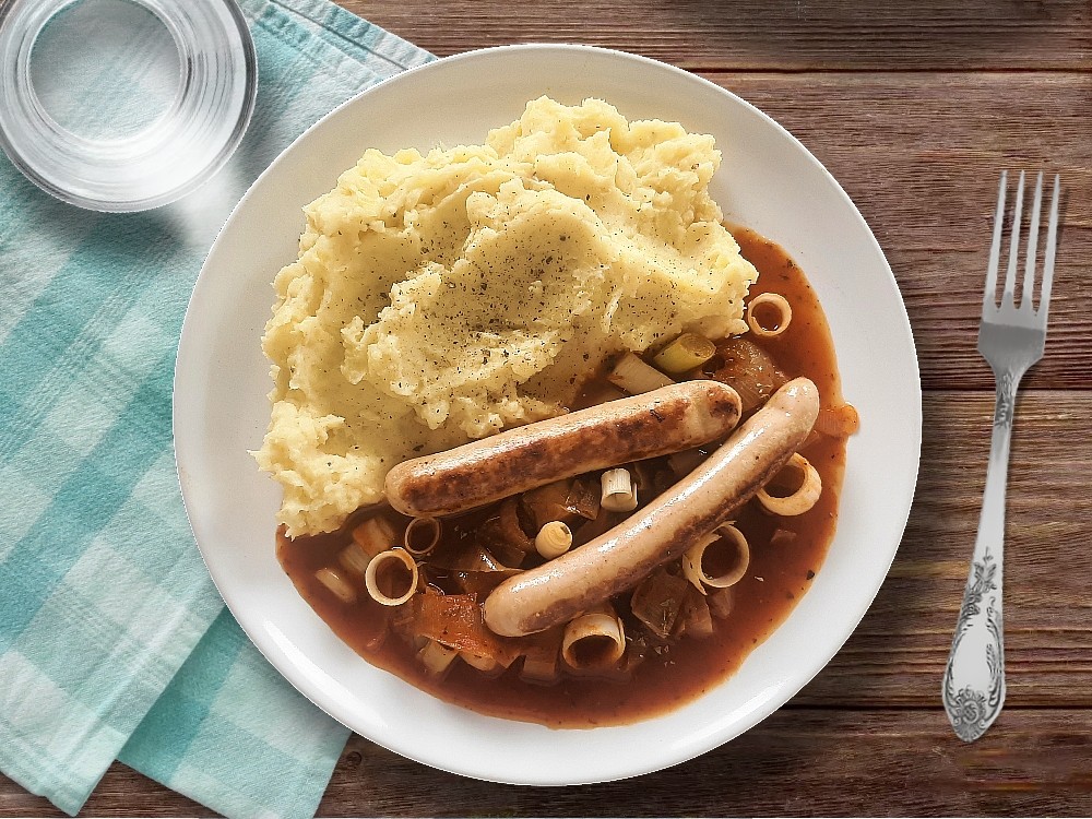 Bratwurst mit Porree-Sauce und dazu Kartoffelmus