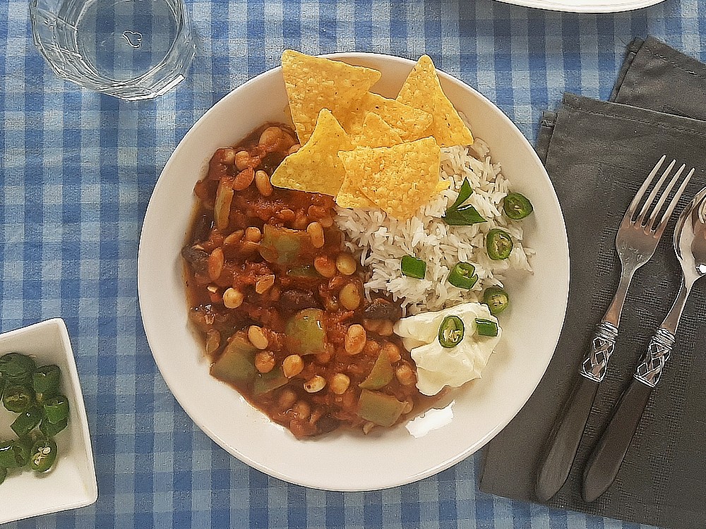 Tex Mex Eintopf mit Tortilla-Chips, Jalapeno und Schmand