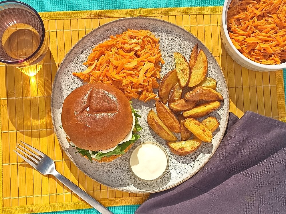 Crispy Chicken Burger und Möhrensalat mit Kartoffelecken und Honig-Senf-Dip