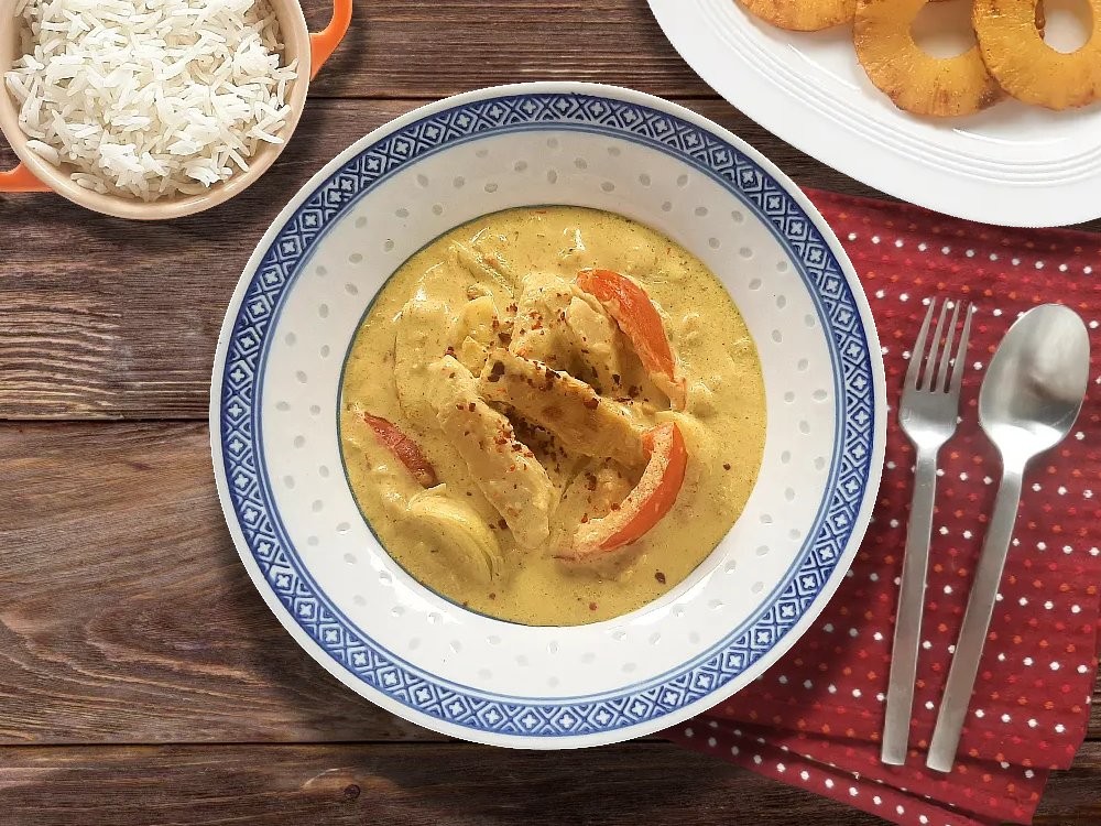 Kerala Curry mit veganen Filetstücken zu Bratananas und Reis