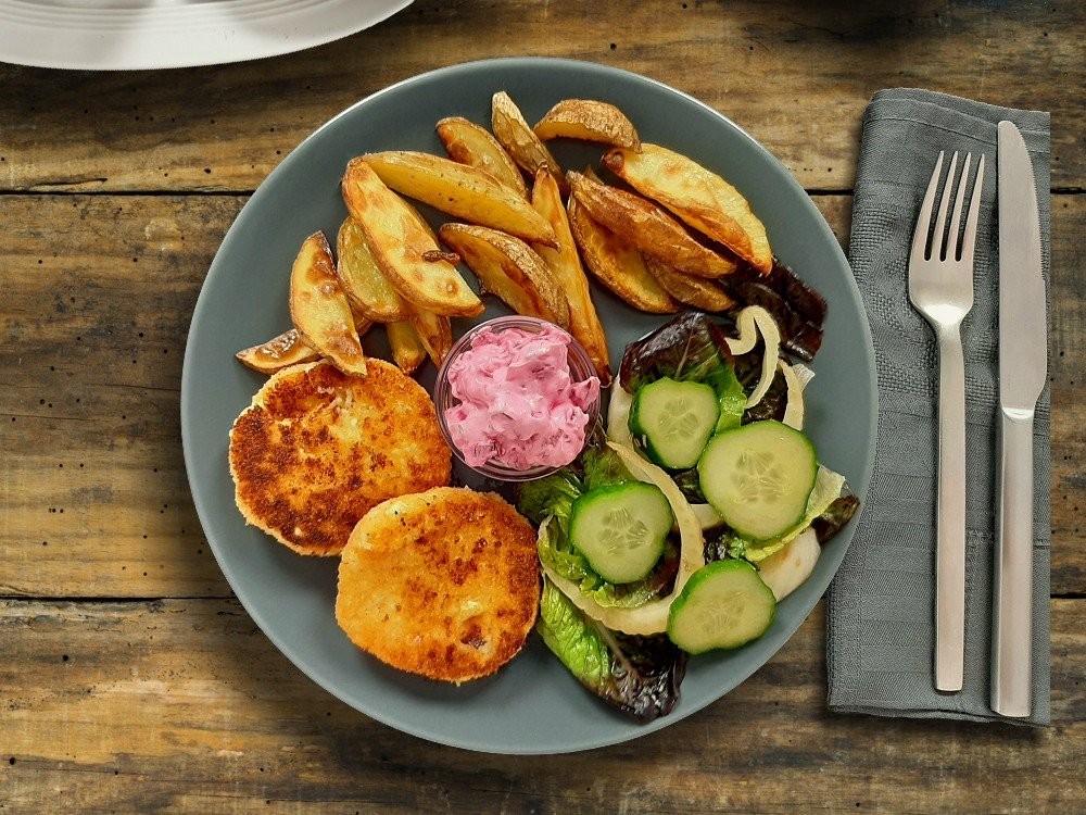 Vegane Feta-Bratlinge mit Rote-Bete-Tzatziki