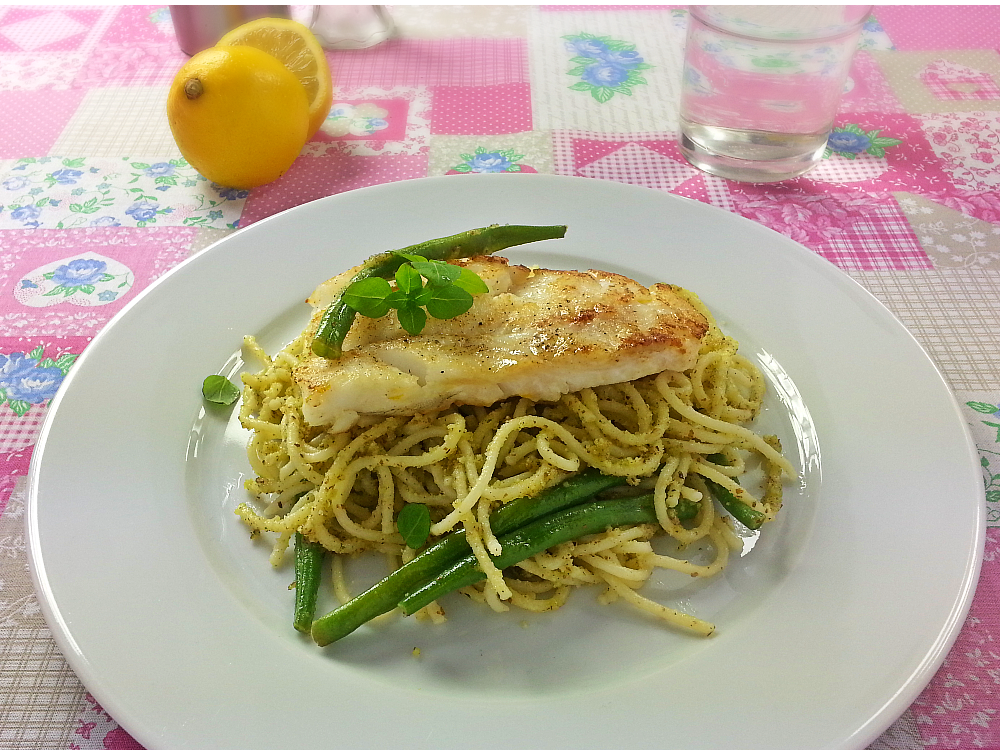 Spaghetti mit Mandelpesto zu Fischfilet mit Zitronenhaube und grünen Bohnen
