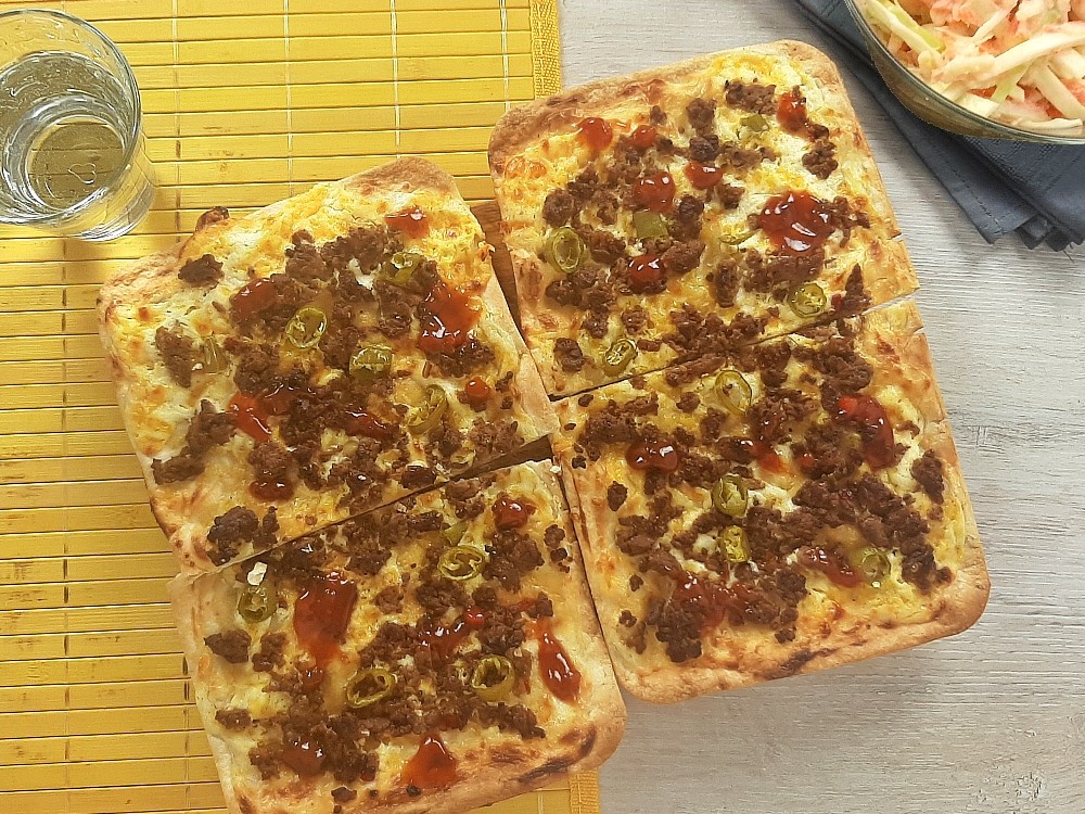 Flammkuchen mit BBQ-Hack & Jalapeno, dazu Slaw-Gemüse 