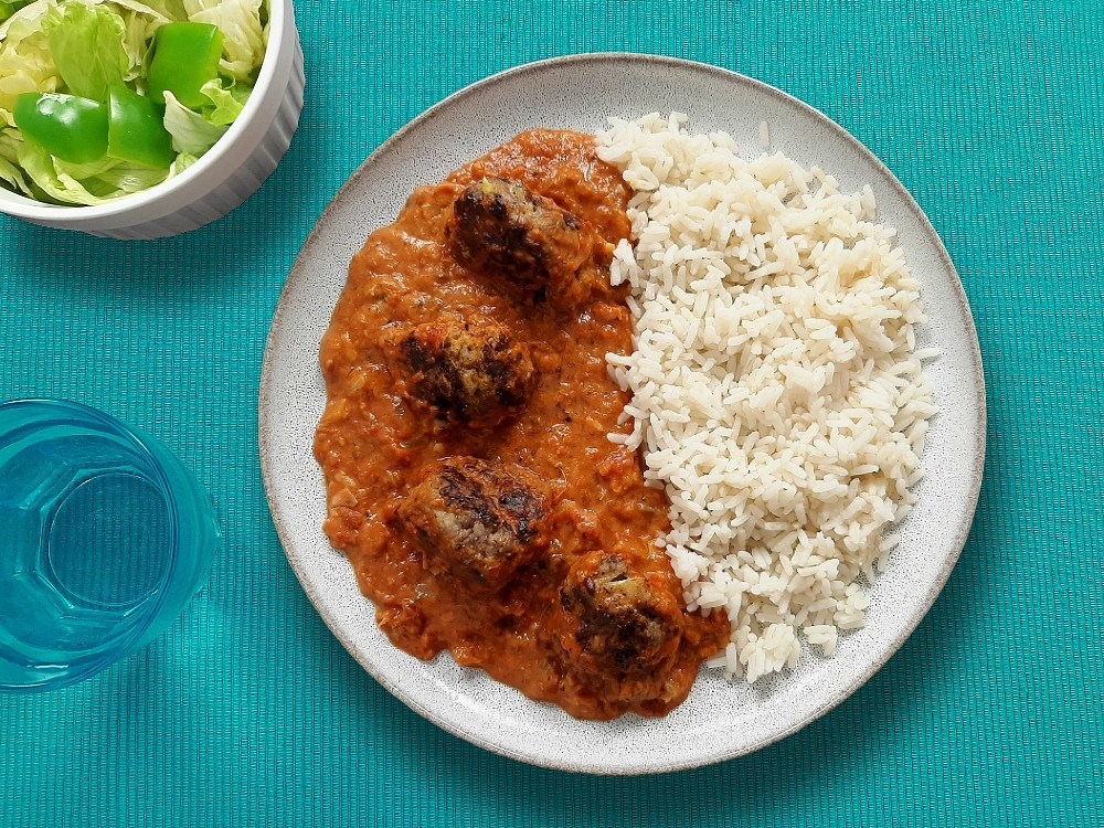 Tischline: Fleischklöße in Curry-Tomatensauce