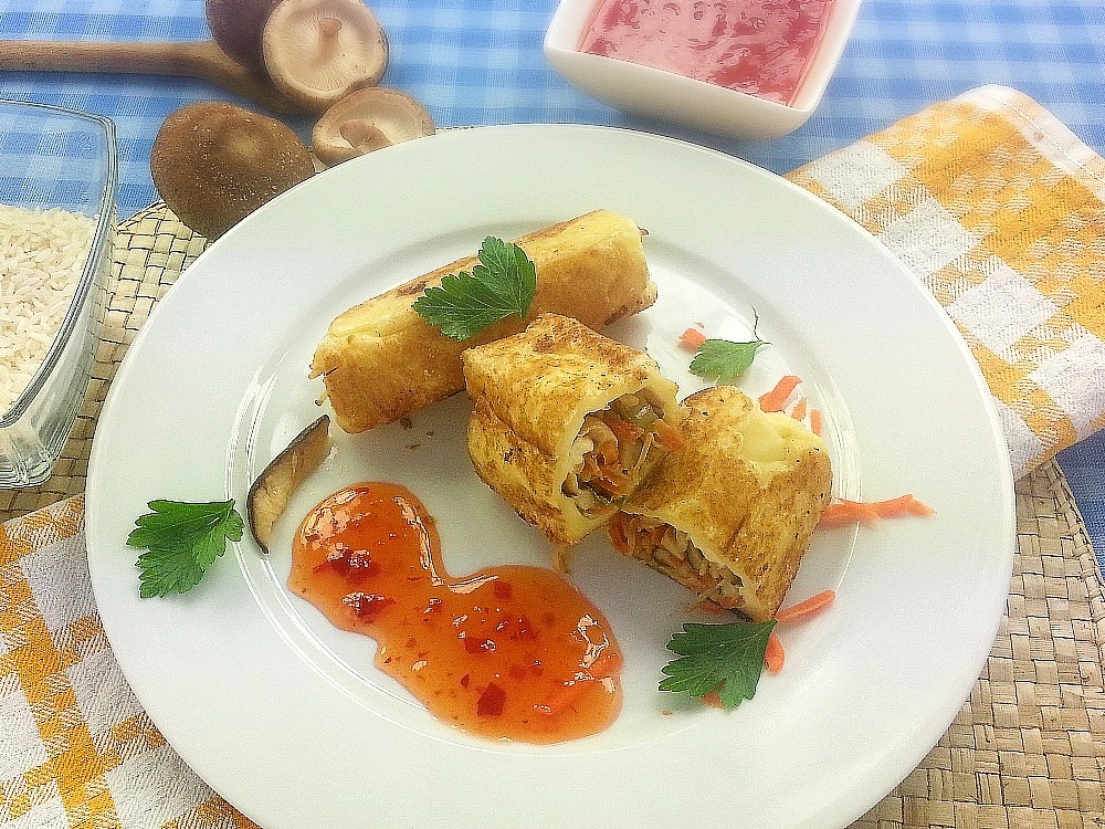 Frühlingsrollen aus dem Ofen mit Sweet-Chili-Sauce und Weißkohl-Apfel-Salat