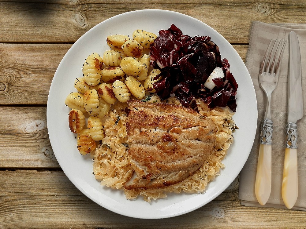 Aromatisches Seelachsfilet mit Sauerkraut