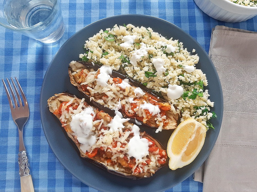 Gefüllte Aubergine mit Halloumi zu Petersiliencouscous und Joghurt