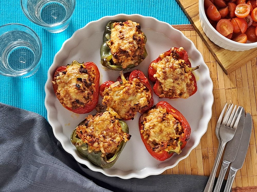 Gefüllte Paprikas italienischer Art und einfachem Tomatensalat