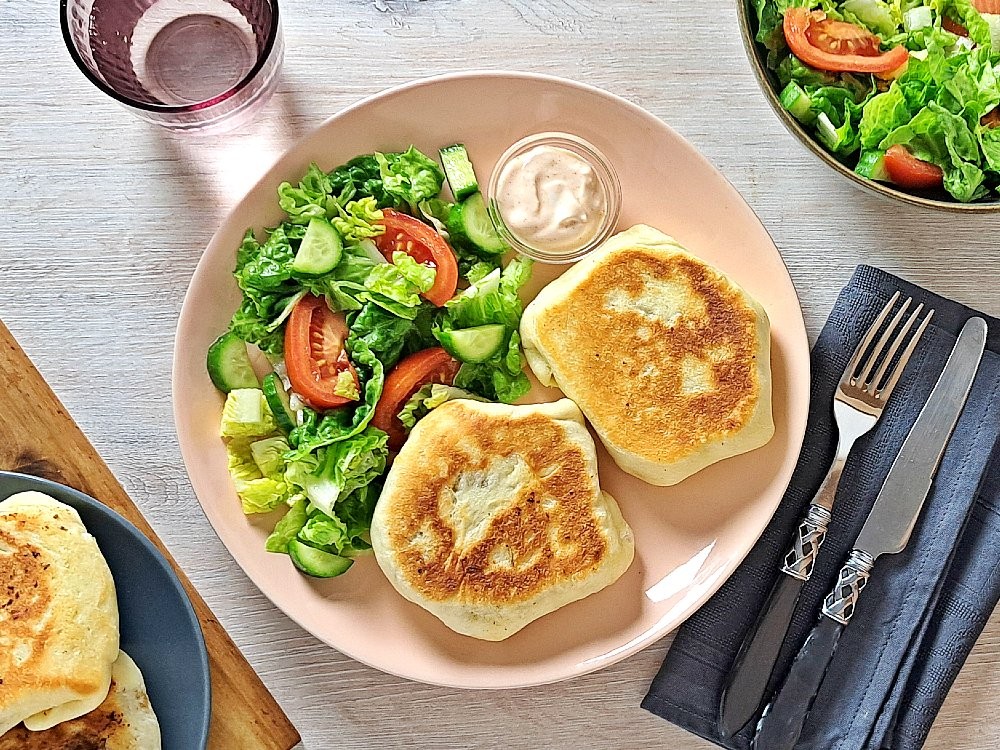 Gefüllte Teigtaschen mit Hackfleisch und Käse mit Grünsalat und leicht pikantem Dip