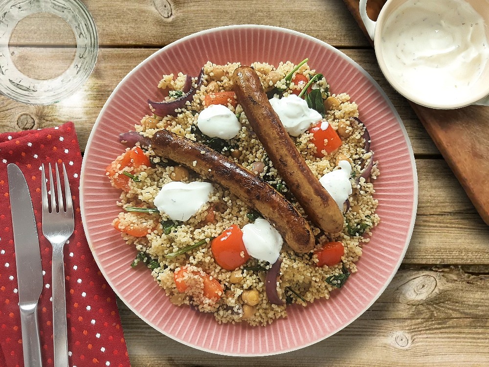 Couscous-Gemüse-Pfanne mit würziger Bratwurst und Zitronenjoghurt