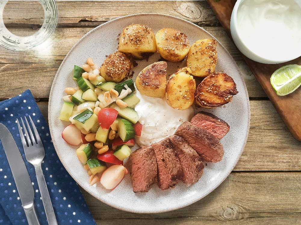 Knusprige Sesamkartoffeln mit Rindersteak, Salat und Knoblauchsoße