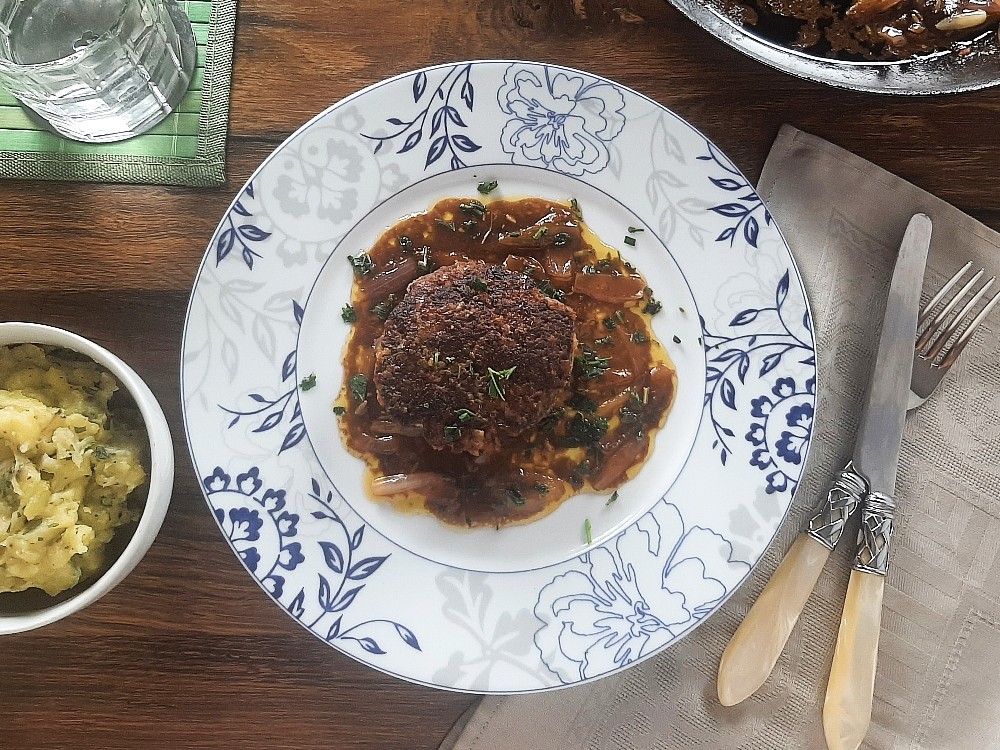 Große Frikadellen mit Käse zu geschmorter Zwiebel und Kartoffel-Sellerie-Püree