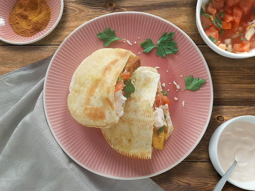 Hähnchenkebab mit Dönersoße, Kraut und Tomatensalsa