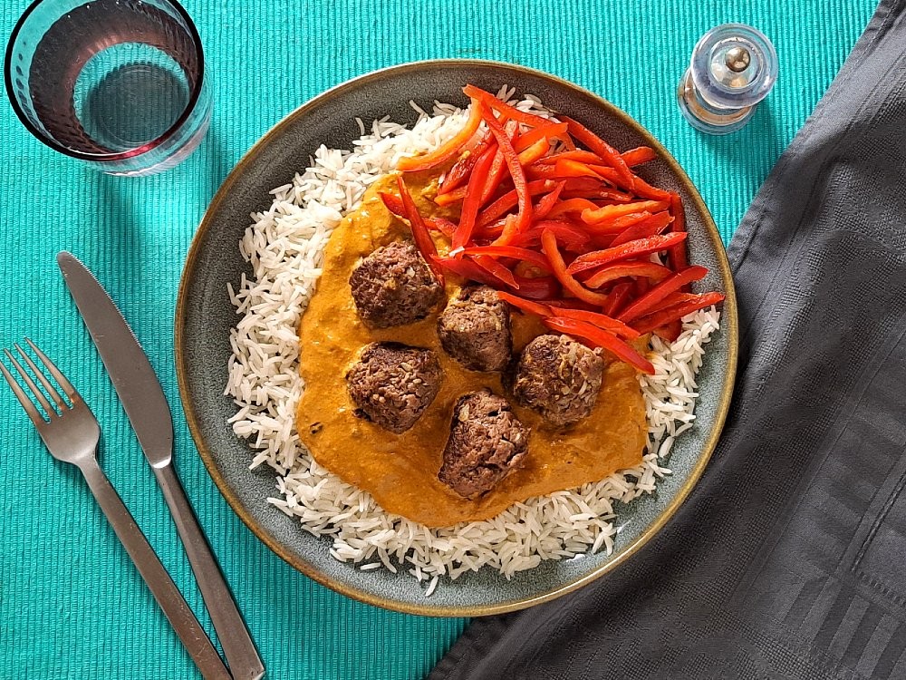 Hackbällchen in Tikka Masala Soße mit Reis und dünnen Paprikastreifen