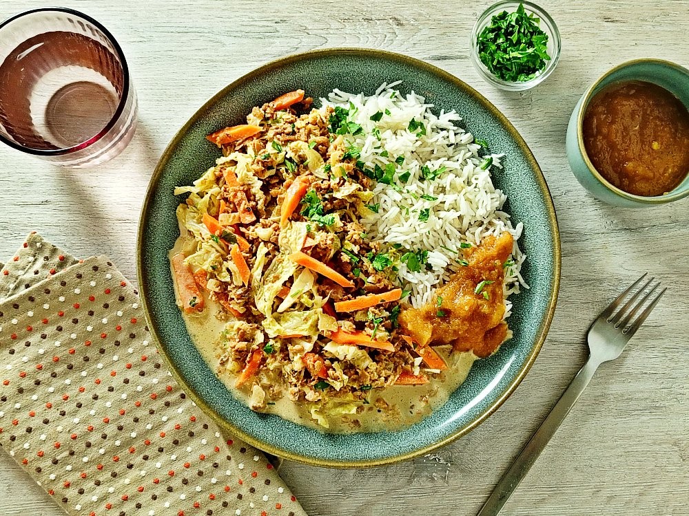 Vegetarische Hackpfanne mit Wirsing dazu Reis und Aprikosen-Birnen-Chutney