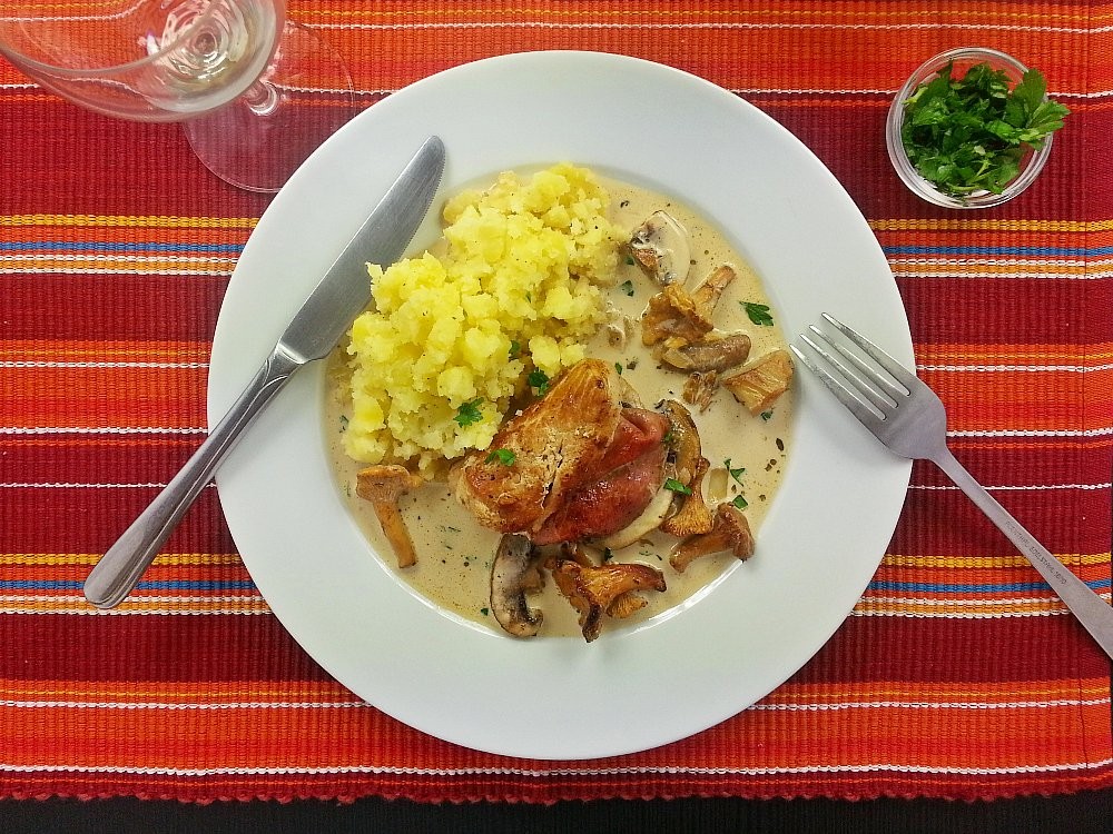 Hähnchen Saltimbocca mit gemischten Pilzen und Stampfkartoffeln