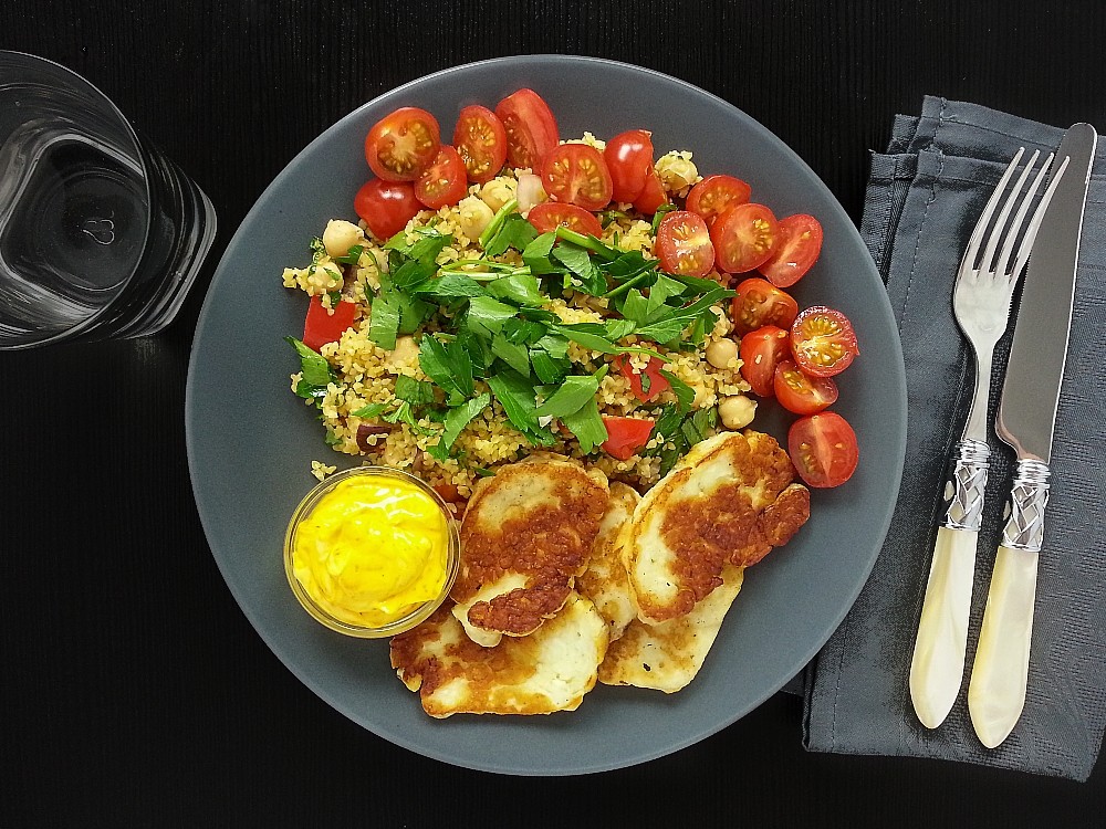 Halloumi und Petersilienbulgur mit Safrancreme und Cocktailtomaten