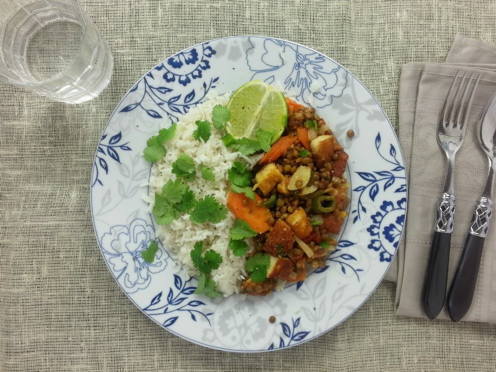 Halloumieintopf mit Linsen und Tomaten