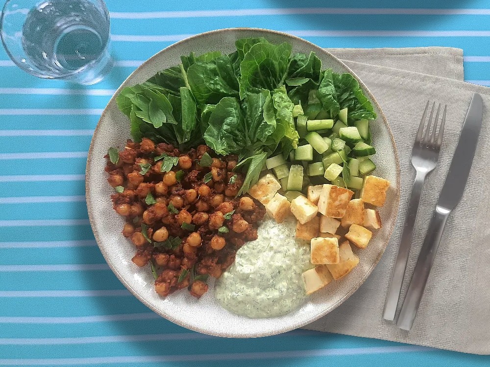 Halloumi-Salat mit Kichererbsen zu grüner Kräutersoße