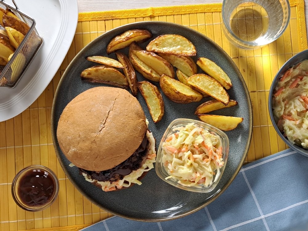 Veggie BBQ-Burger und Kohlrabi-Apfel-Slaw