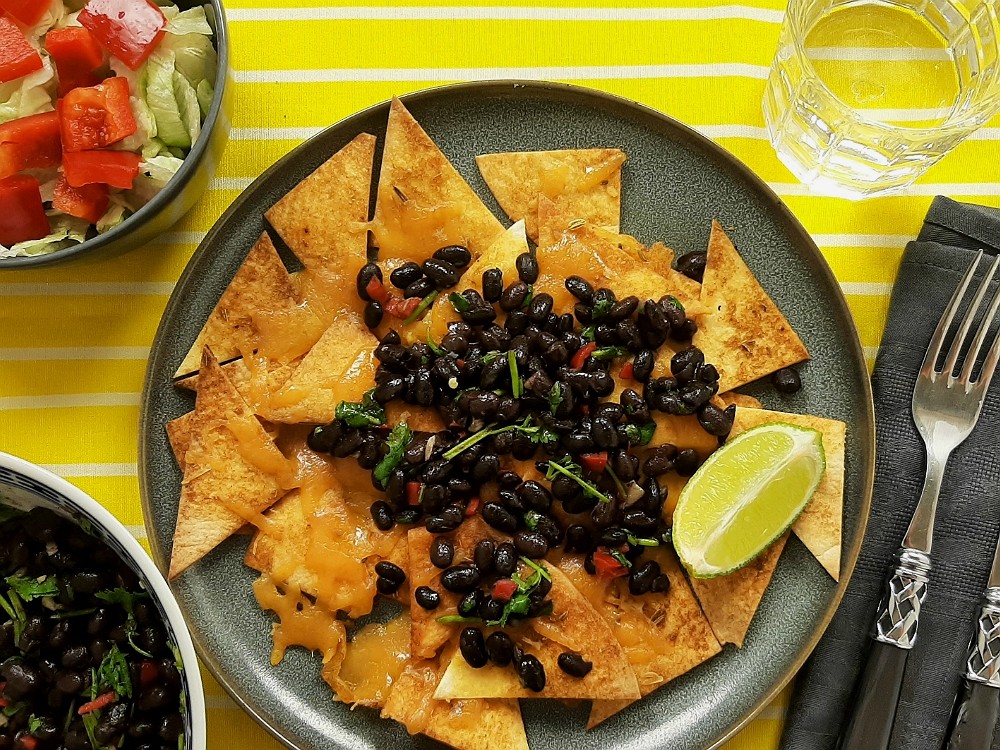 Hausgemachte Nachos mit Cheddar und schwarzen Bohnen