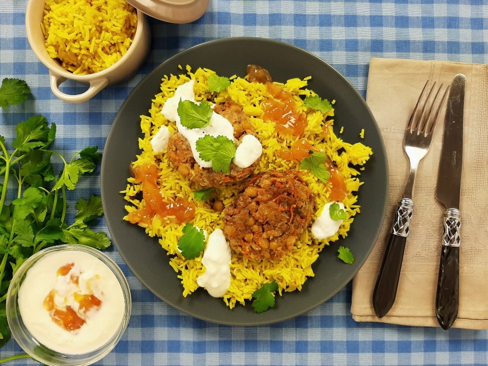 Indische Möhrenbratlinge mit Pilaffreis, Süß-Sauer Sauce und Joghurt 