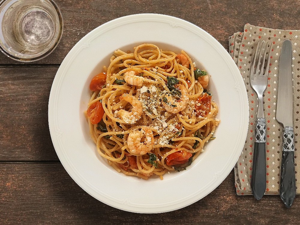 Italienische Garnelenpasta mit Knoblauch, Chili und Rucola