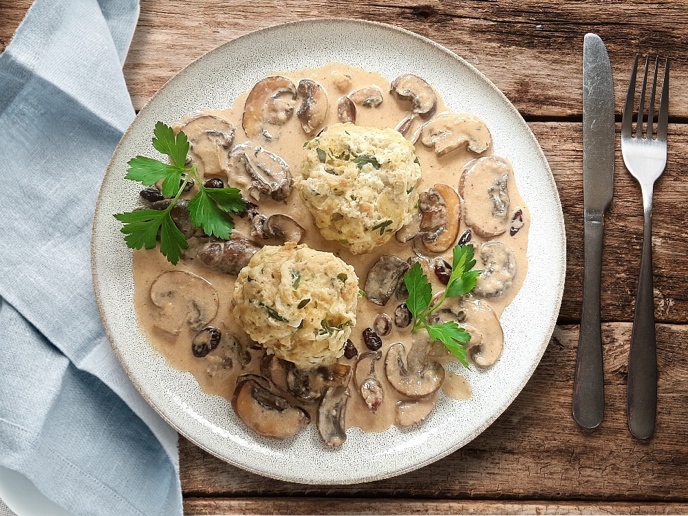 Käseknödel mit herzhafter Champignon-Preiselbeeren-Soße 
