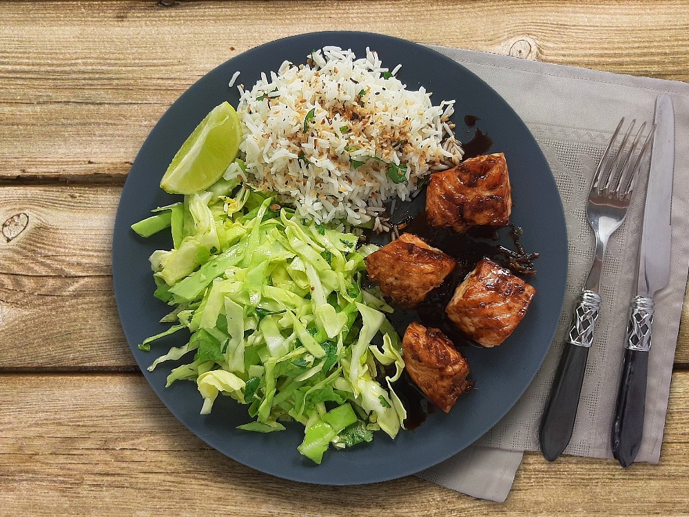 Karamellisierter Lachs mit Kokosreis und asiatischem Spitzkohlsalat