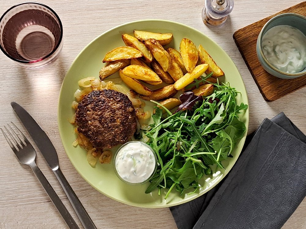 Käsegefüllte Hackbuletten & Tzatziki