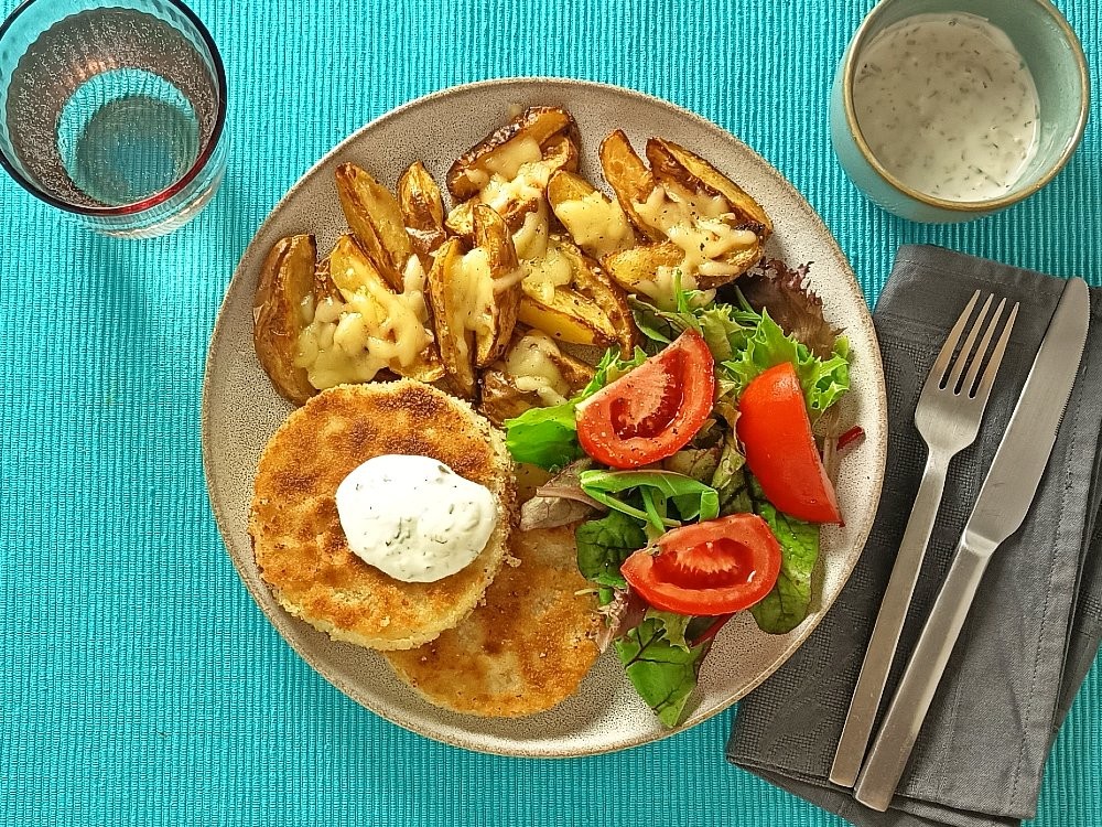 Knuspriger Kohlrabi mit Estragoncreme dazu dirty Kartoffeln und Mixsalat