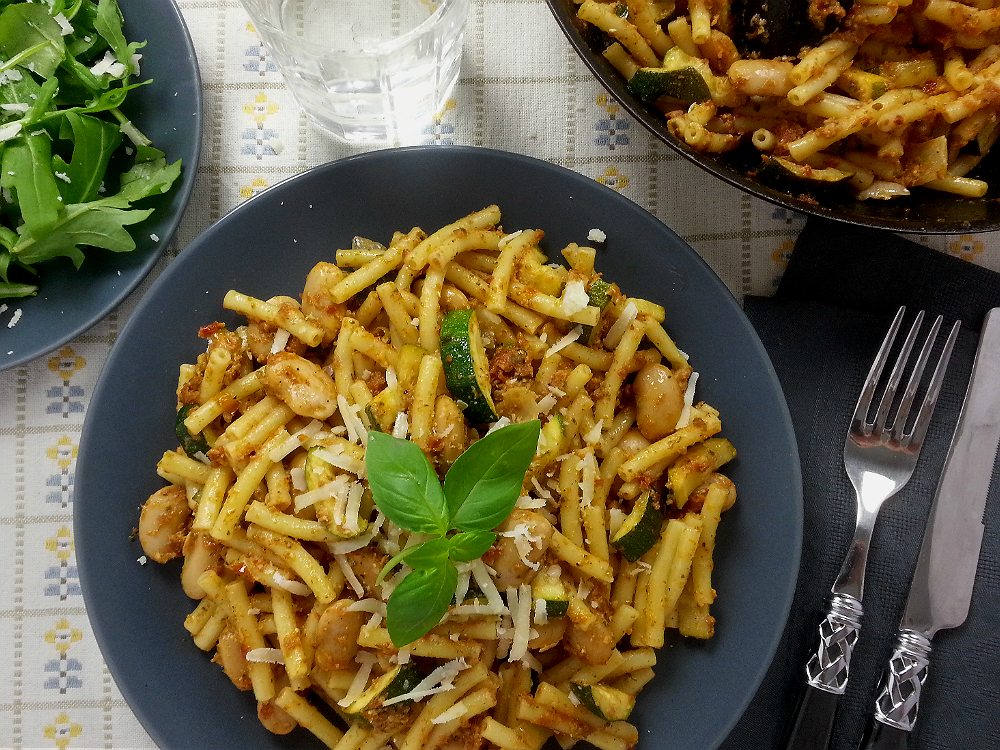 Maccheroni mit rotem Pesto zu Zucchini und weißen Riesenbohnen