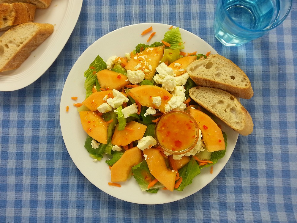 Melonen-Feta-Salat mit süß-scharfer Orangensauce