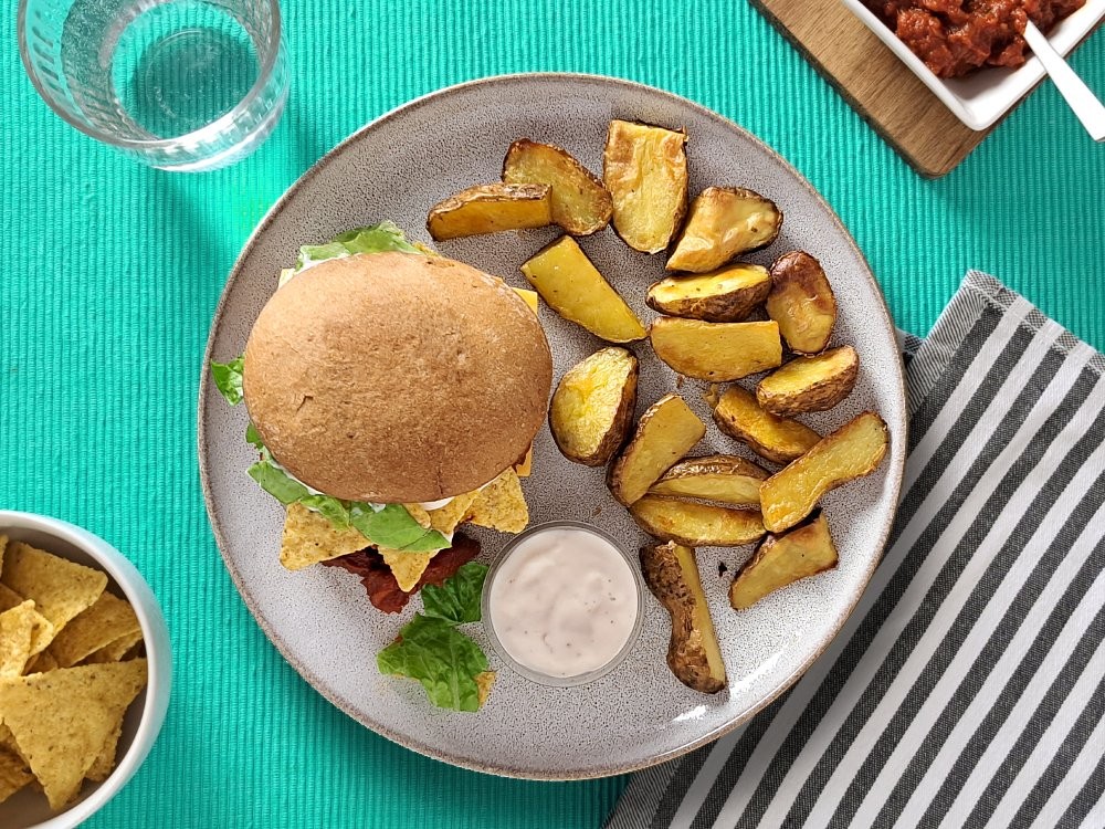 Nacho-Burger mit Mojo Rojo und Aioli