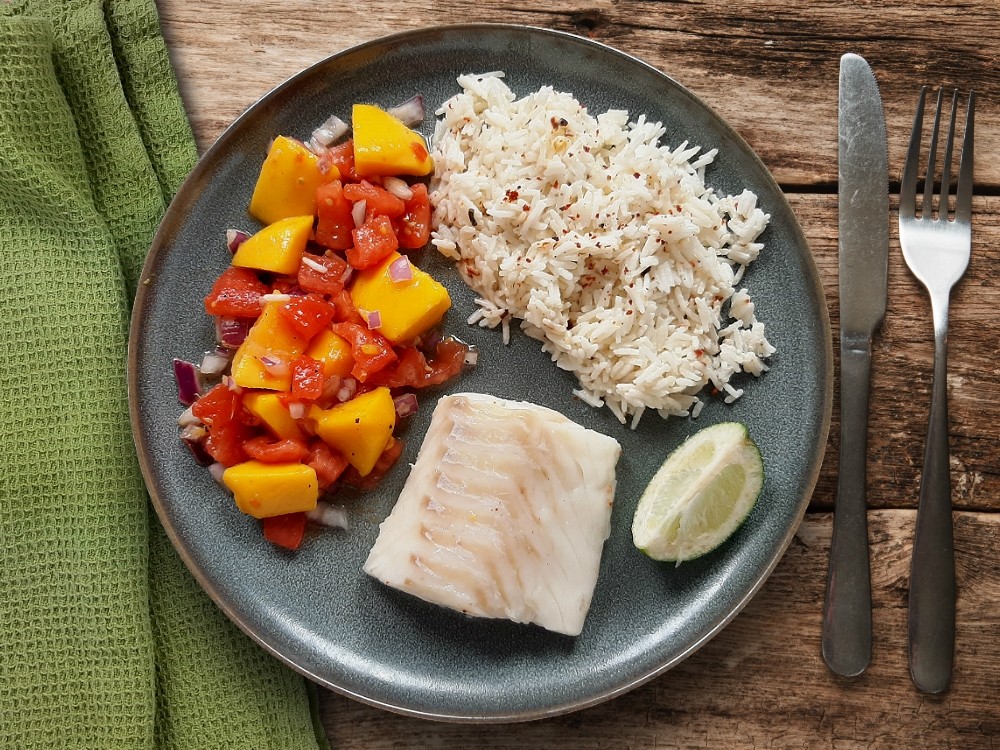 Ofengebackener Fisch mit Mango-Tomaten-Salsa und Gewürzreis