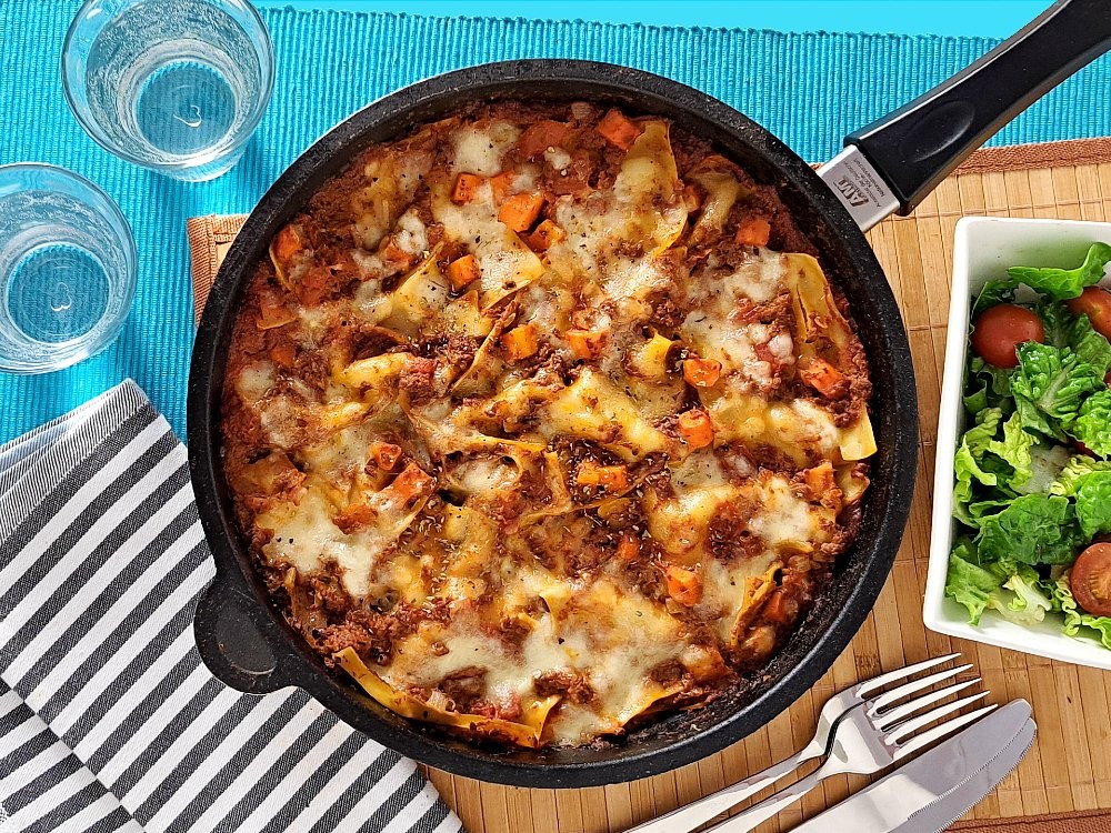 Vegetarische One-Pot-Lasagne mit Mozzarella und Grünsalat