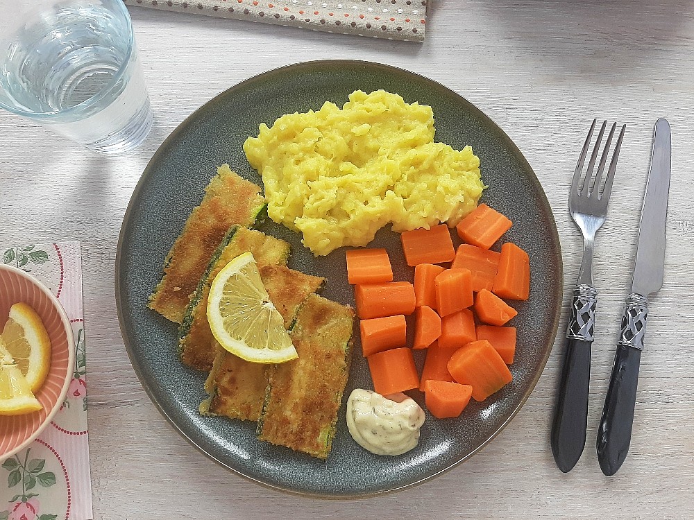 Panierte Zucchini-Sticks mit Kartoffelmus und Remoulade