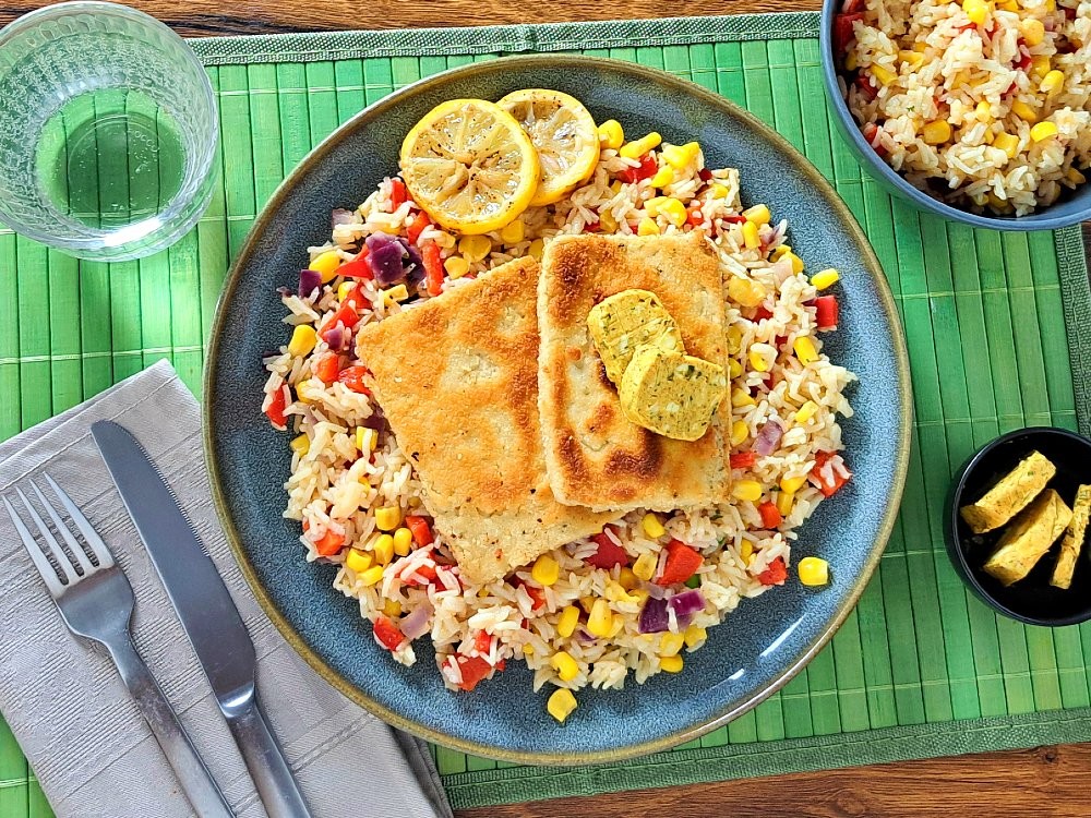 Panierter Tofu mit Cafe de Paris Butter auf Gemüsereis mit Käse