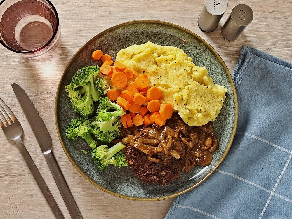 Rinderhacksteak & Zwiebelsauce