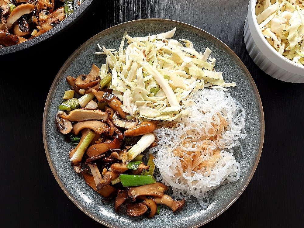 Pilzyakiniku mit japanischem Spitzkohlsalat und Glasnudeln