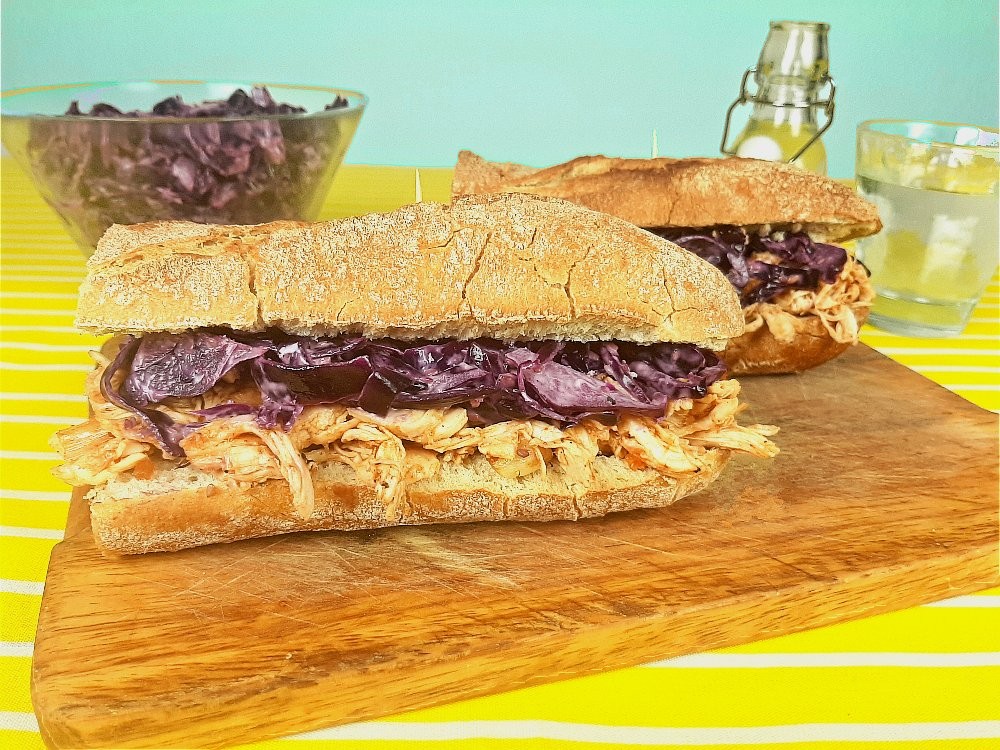 Pulled Chicken Baguette mit BBQ-Sauce gepaart mit leicht scharfem Rotkohlslaw