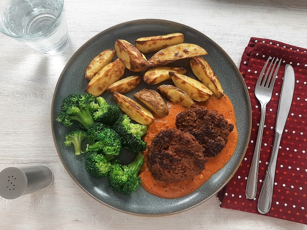 Veggie Buletten mit Ajwarsauce